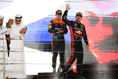 Max Verstappen saluda des del podi del Gran Premi de Qatar.