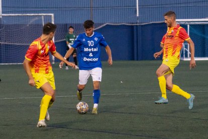 Un jugador de l’AEM porta la pilota davant de l’atenta mirada del rival.