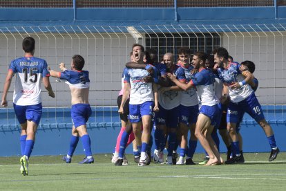 Adri Fernández disputa una pilota amb un defensa del Castelldefels.