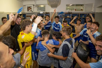 L’eufòria es va apropiar dels jugadors del Lleida al vestidor després d’aconseguir una èpica remuntada.