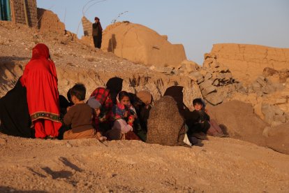 Famílies afectades pel terratrèmol esperen l’arribada d’ajuda a la província afganesa d’Herat.