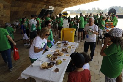 Participants en la marxa van agafar forces ahir al punt de sortida a la Llotja de Lleida.