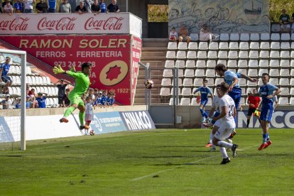 Imatge de la rematada de cap d’Agüero que va segellar la remuntada final del Lleida.