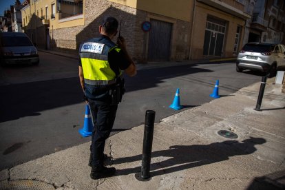 Un dels carrers tallats amb agents informant de la mesura.