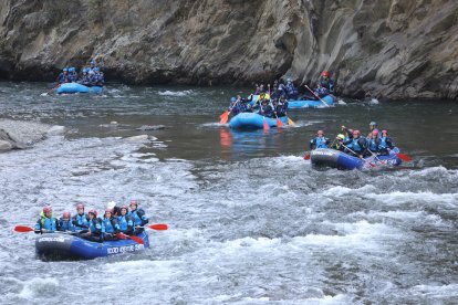 Imatge d’una baixada de ràfting per la Noguera Pallaresa durant el pont de la Diada.