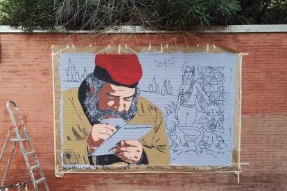 Oriol Arumí pinta un mural dedicat a Gort davant el Cafè del Teatre.