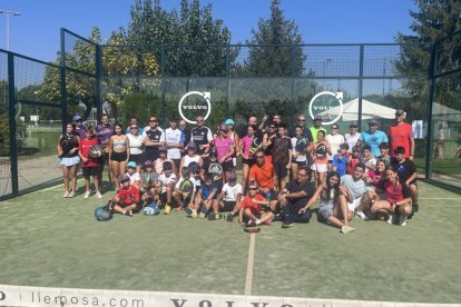 Participants en el torneig benèfic de pàdel del CT Urgell.