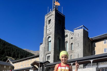 Alba Capell posa amb el trofeu com a vencedora de l’Olleta de Núria.