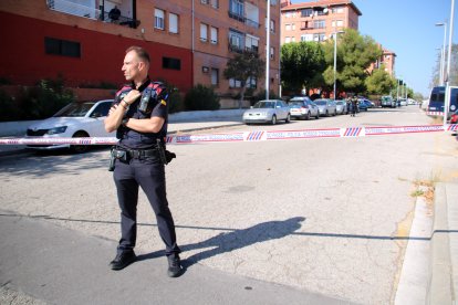 Un agent dels Mossos d’Esquadra vigila la zona on va ocórrer el tiroteig, que va ser acordonada.