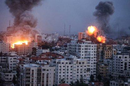 Columnes de fum arran de diversos bombardejos d’Israel contra la Franja de Gaza.