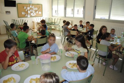 Alumnes del centre al menjador escolar.