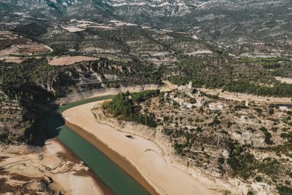 La cua del pantà de Camarasa a l’altura de la Baronia de Sant Oïsme.