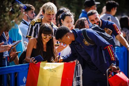 Ansu Fati, firmant autògrafs a l’arribada de l’equip a Sevilla.