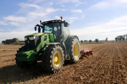 Imatge d’un agricultor preparant el terreny per sembrar cereal d’hivern.