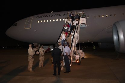 Els evacuats per l’Exèrcit en el moment d’arribar a la basa aèria de Torrejón de Ardoz.