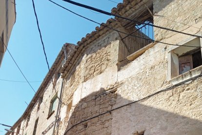 Imatge de l’edifici abandonat al centre del poble.