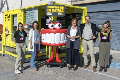 Les autoritats van presentar ahir la cabina mòbil de La Queta a l’estació de bus de Tàrrega.