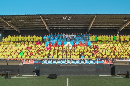 Foto de família de tots els jugadors i jugadores, a més de tècnics de l’Escola de Futbol de la UE Tàrrega.