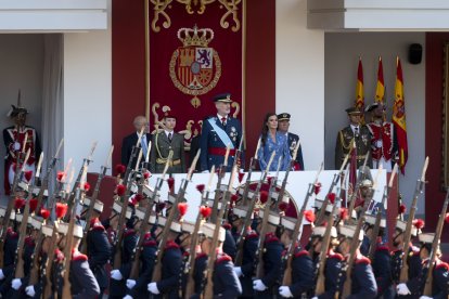 La Guàrdia Reial passa per davant de la tribuna on es troba la princesa Elionor, el rei Felip VI i la reina Letícia.