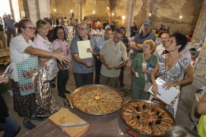 El jurat del concurs de paelles durant la jornada d’ahir a Sant Guim de Freixenet.