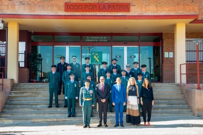 Foto dels agents condecorats i distingits, amb les autoritats.