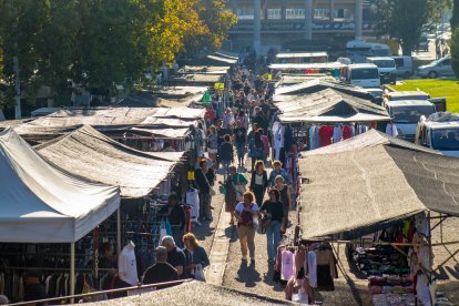 El mercadillo de Camps d’Esports va estar ahir freqüentat.