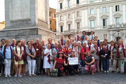 Foto de família dels pelegrins que van viatjar el cap de setmana passat de Lleida a Roma per celebrar el 800 aniversari de la Confraria de Montserrat.