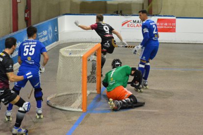 Sebas Moncusí, en el moment en què marcava el 4-1 als nou minuts de partit.