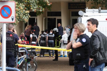 Policia i equips sanitaris acudeixen a l’institut d’Arràs després de l’atac del jove txetxè.