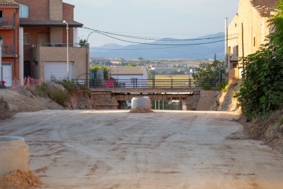 El pas del carrer Lleida, que serà enderrocat per enllaçar la ronda amb el pont de ferro, al fons.