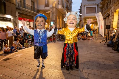 El nou capgròs Tradius, a l’esquerra, ahir a la plaça Paeria de Lleida.