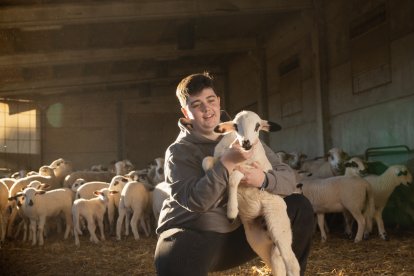 La Teresa s’ha implicat des que era petita en la cura de les ovelles de la granja familiar.