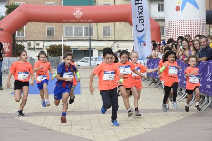 Una de les carreres infantils que es van celebrar ahir davant de la Llotja de Lleida.