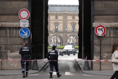 La Policia acordona una de les zones d’accés al Museu del Louvre de París.