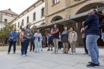 El Museu Eduard Camps Cava de Guissona va organitzar una visita guiada a Cervera amb 40 persones.