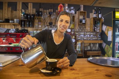 Nàdia Tolsà regenta el bar Lo Centro a Maldà.