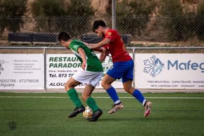 Un jugador de l’Alguaire pugna amb un rival.