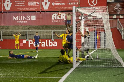 Chuli prova de rematar una pilota en una de les accions més clares del Lleida.