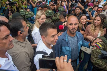 El candidat Daniel Noboa arriba a un col·legi electoral per votar.