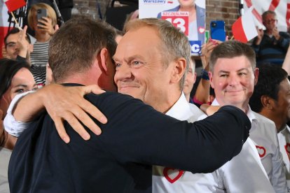 Donald Tusk va proclamar la seua victòria després de conèixer-se els sondejos a peu d’urna.