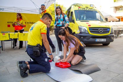 Un professional del SEM ensenyant ahir a Lleida tècniques de reanimació cardiopulmonar.