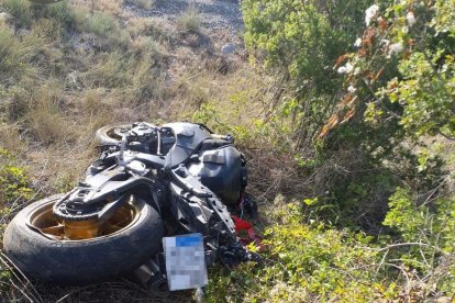 Imatge de la moto que conduïa la víctima ahir a la tarda a Camarasa.