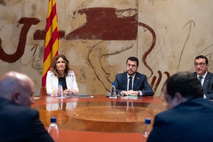 Aragonès, presidint la reunió celebrada ahir amb l’Executiu per analitzar l’informe.