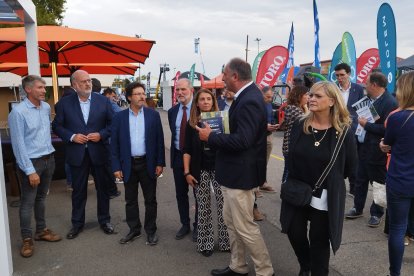 La presidenta de l’ACM, Meritxell Budó, al centre, amb càrrecs electes de Lleida a la fira.