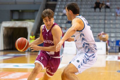 Rafa Villar, en una acció durant el primer partit contra el Gipuzkoa.