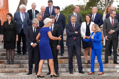 La presidenta del BCE, Christine Lagarde, saluda Nadia Calviño.