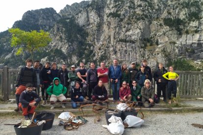 La trentena de joves que ahir van participar en la retirada d’eines de pesca a Cavallers.