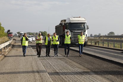 Crespín, tercer per la dreta, ahir durant una visita a les obres per renovar el ferm de l’A-2.