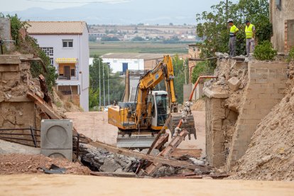 Els treballs per demolir el pont del carrer Lleida que salvava l’antic traçat del Carrilet.