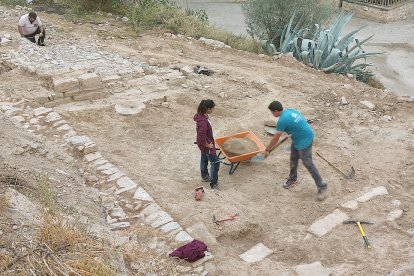 Arqueòlegs a les actuals excavacions a la zona sud del castell medieval de Tàrrega.